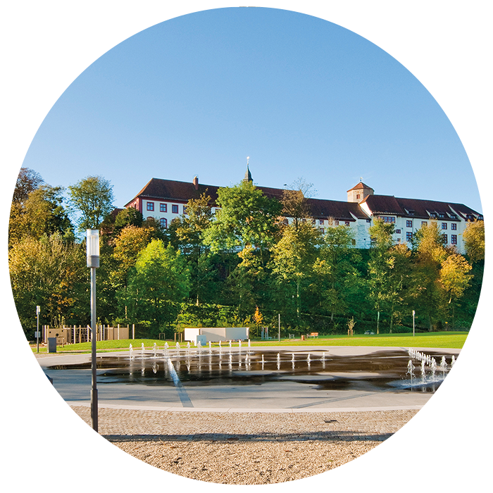 Kneipp-Erlebnispark mit Blick auf das Schloss