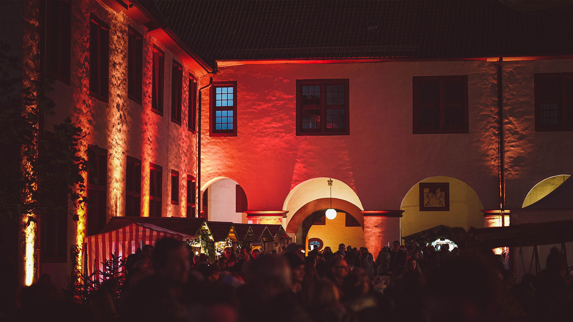 weihnachtliche Beleuchtung rund um das Schlossinnenhof
