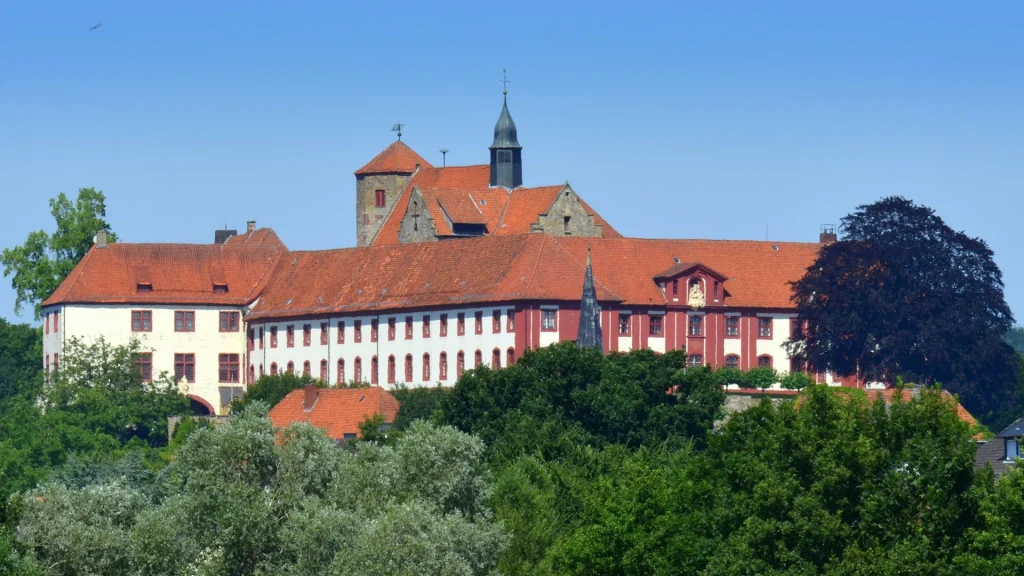 Imagebilder_16zu9-schloss-1 Schloss Bad Iburg vor blauem Himmel