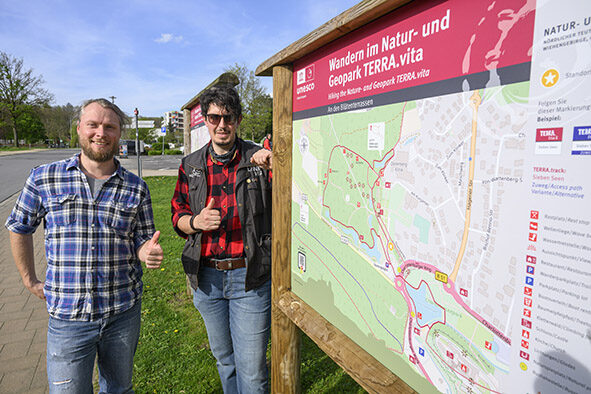 Alex Hülsmann (Bad Iburg Tourismus) und Michael Hein (Terra.vita) gaben offiziell den neuen Wanderweg frei.