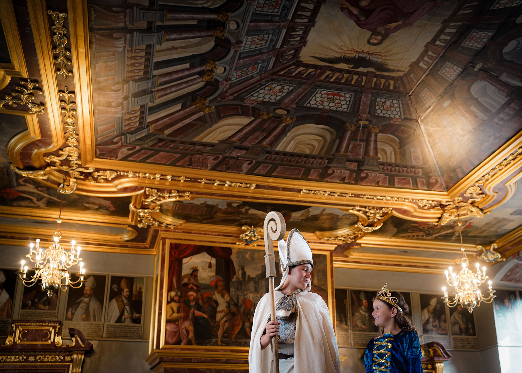 Zwei Kinder in Verkleidung bei einer Kinderschlossführung im Rittersaal Bad Iburg