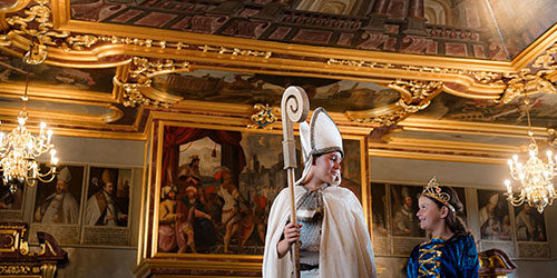 Bookingkit Kinder in Kostümen im Rittersaal