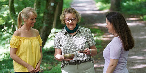 Bookingkit Navigationsbild zum Thema Gesundheit - Waldbaden mit Klangschale