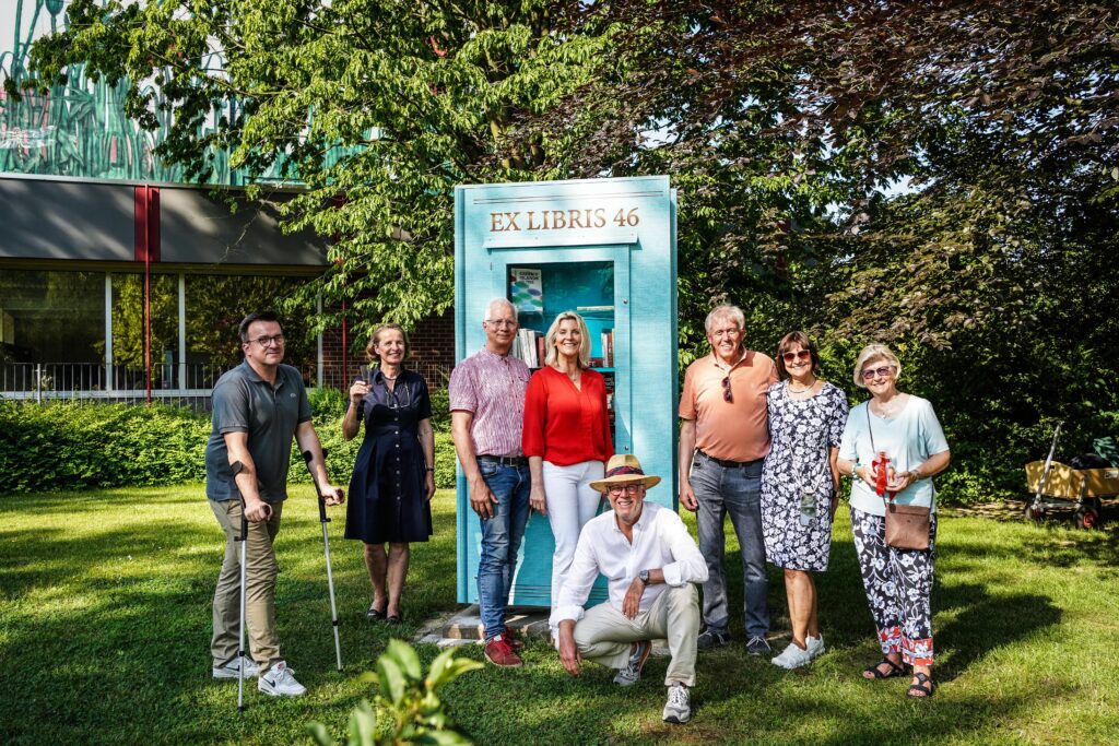 03-Buecherschrank_Ehrenamt_LAGA Pressefoto mit Ehrenamtlichen vor dem Outdoor-Bücherschrank