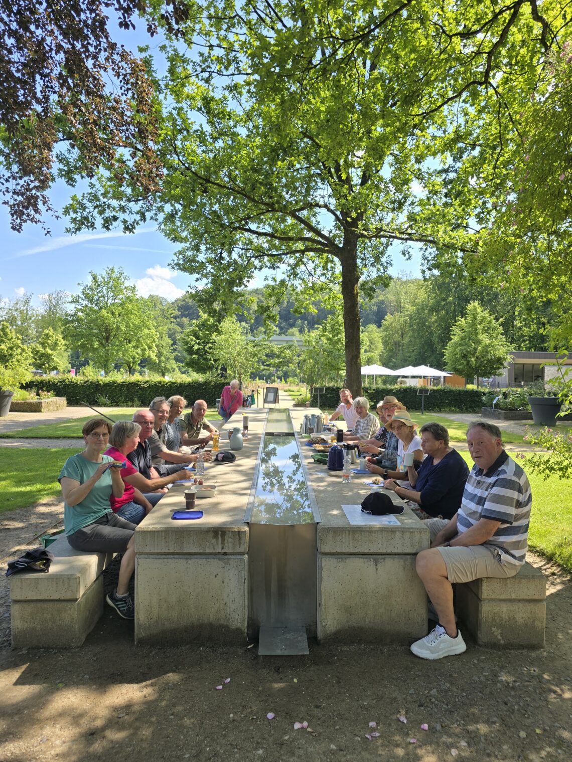 Gruppenfoto Ehrenamt im Rosengarten