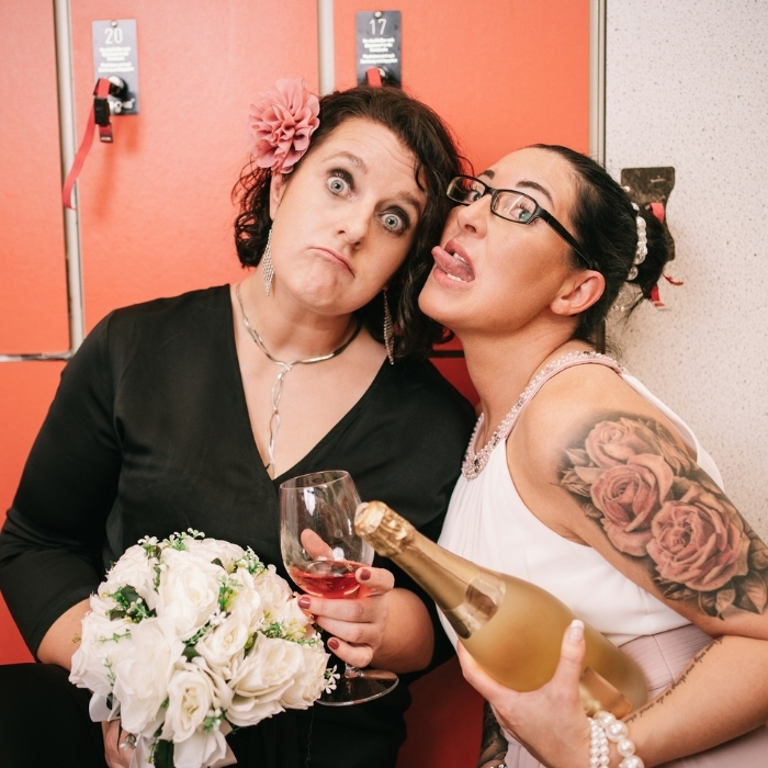 Zwei Frauen die Comedy - Kabarett machen.